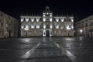 piazza, luci, palazzo, notturno, notte, orologio, lampioni, finestre, bianconero