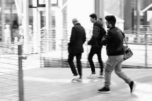 tre, uomini, persone, passanti, bianconero, strada, borsa, ragazzi