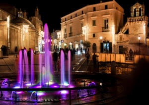 fontana, notte, viola, zampilli, luci, piazza, colori, palazzi, notturno, acqua