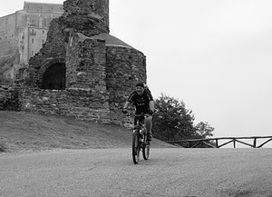 bicicletta, bianconero, rudere, ciclista, uomo, strada, staccionata, sport