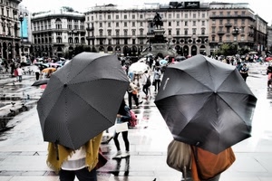 ombrelli, due, piazza, pioggia, persone, monumento, palazzi, statua