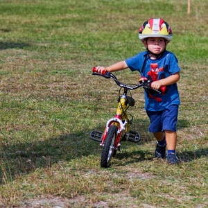 casco, bicicletta, prato, bambino, bimbo, blu