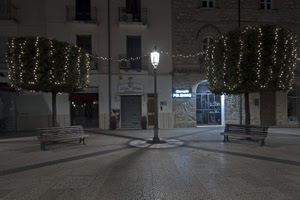 lampione, panchine, piazza, notte, alberi, luci, finestre, natale, notturno, luminarie, decorazioni, insegna, porte, serrande, panchina, albero, case