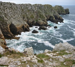 mare, onde, scogliera, schiuma, scogli, acqua, erba, rocce, roccia, massi, bianco, sassi, agitato, azzurro