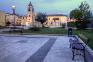 panchine, campanile, lampione, piazza, lampioni, alberi, chiesa, prato