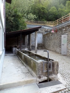 acqua, lavatoio, verde, tettoia, fontana, vasche, staccionata, lampione, alberi