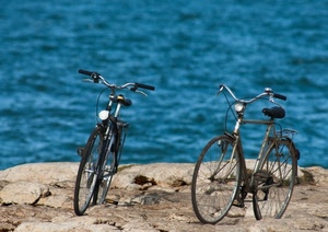 due, mare, biciclette, ruote, acqua, manubri, bici, scogli, fanali, onde, blu, roccia, pietre, selle, azzurro