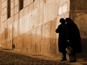 due, muro, suore, donne, borsa, palazzo, passanti, strada, nero, velo, marciapiede