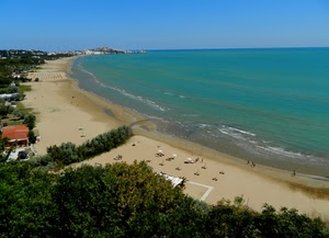 mare, spiaggia, alberi, onde, sabbia, cielo, verde, panorama, acqua, azzurro, ombrelloni, piante, tetti, bagnanti, case