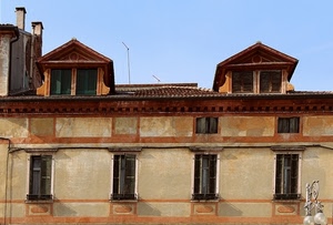 abbaini, finestre, comignoli, tetto, due, casa, cielo, persiane, lampioni, antenne, facciata, palazzo, tegole