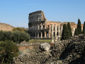 colonne, colosseo, alberi, archi, roma, verde, masso, cielo, rovine, muro, rudere, sassi, anfiteatro, pietre, ruderi, acqua, azzurro, archeologia
