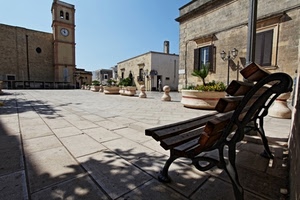 panchina, piazza, chiesa, orologio, finestre, campanile, lampione, ombra, vasi, torre