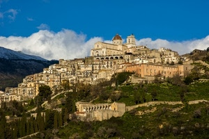 chiesa, nuvole, cielo, case, cupola, alberi, campanile, paese, verde, borgo, archi, panorama, azzurro, finestre, piante, bianco, torre, città, collina, paesaggio, montagna, montagne