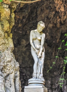 statua, grotta, verde, donna, nudo, scultura, marmo, foglie, roccia, piedistallo, bianco, seno, braccia, rami