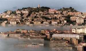 città, nebbia, panorama, torre, palazzi, case, collina, foschia, cielo, alberi, gru, paese, borgo
