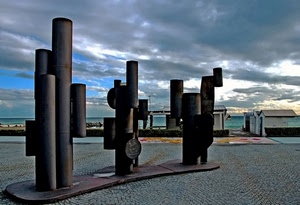 nuvole, mare, cabine, cielo, acqua, monumento, piazza, ferro, spiaggia, cilindri, architettura, azzurro, sculture