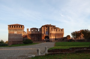 castello, merli, torri, strada, cielo, torre, alberi, rocca, prato, verde, fortezza
