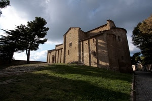 chiesa, prato, alberi, ombra, strada, castello, albero, erba, nuvole, abside, cielo