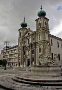 fontana, chiesa, campanili, lampione, cupole, statue, piazza, nuvole, cielo, scalini, marmo, finestre, monumento, palazzi, gradini, croci, lampioni, due
