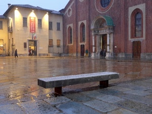 panchina, chiesa, pioggia, piazza, luci, finestre, portone, acqua, bagnato, riflessi