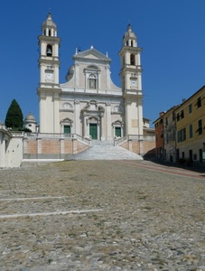 chiesa, campanili, piazza, scalinata, scala, ciottoli, salita