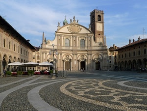 chiesa, piazza, campanile, mosaico, lampione, portici, ombrelloni, palazzi, cerchi