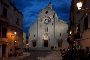 chiesa, lampioni, rosone, piazza, campanile, cielo, finestre, nuvole, notturno, porte, luci, bifora, blu, notte, persone