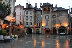 piazza, pioggia, portici, luci, archi, riflessi, case, finestre, palazzi