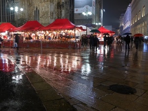 pioggia, ombrelli, riflessi, bancarelle, luci, rosso, mercato, lampioni, notturno