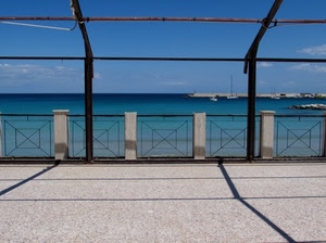 mare, cielo, azzurro, ringhiera, barche, ombre, porto, acqua, nuvole, pali, balaustra, terrazza, rettangoli, molo, ombra