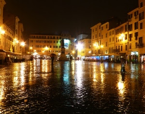 piazza, luci, pioggia, ombrello, riflessi, lampioni, palazzi, case, monumento, notte, riflesso, statua, finestre, passanti, acqua, sera, maltempo, notturno