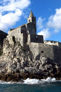 campanile, chiesa, mare, nuvole, cielo, onde, scogli, acqua, rocce, azzurro, roccia, fortezza, scogliera, castello, bianco, grigio, torre, mura, onda, finestre
