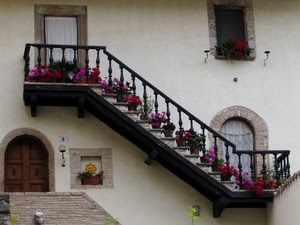 fiori, finestre, vasi, scala, casa, porte, ringhiera, porta, archi, gradini, legno, sole, scalini, scalinata, tetto, portone, nicchia