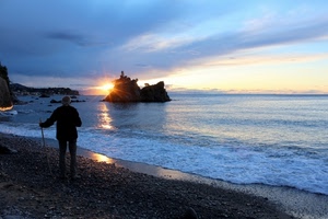 mare, uomo, tramonto, spiaggia, sole, controluce, isola, scoglio, scogli, persona