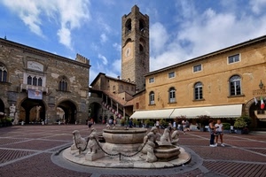 fontana, piazza, torre, archi, persone, finestre, orologio, campanile, palazzi, cielo, scala, nuvole, leoni, tende, portici, pozzo, azzurro, statue, marmo, catena