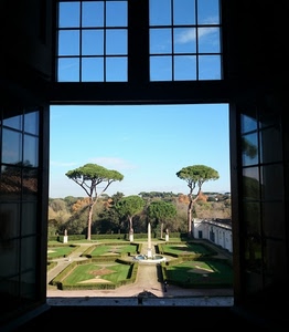 alberi, giardino, finestra, fontana, verde, aiuole, parco, cielo, pini, azzurro, statue, quadrati, vetri, aperta, siepi, obelisco, vetrate, riflesso, nuvole, riflessi, finestre