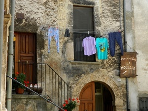 insegna, ringhiera, panni, porte, fiori, bucato, vasi, casa, scala, finestra, fili, piante, maglie, scorcio, porta, pantaloni, portone, arco, corde, tubo