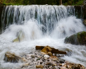 acqua, cascata, spruzzi, sassi, verde, bianco, massi, fiume, rocce, legno, schizzi, pietre, zampilli, torrente, schiuma, cascate