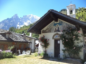chiesa, campanile, porta, montagna, piante, fiori, affresco, cappella, rose, finestre, montagne, casa, tetto, chiesetta, case, croce, rampicanti, tetti, vela, cielo, sedie, campana
