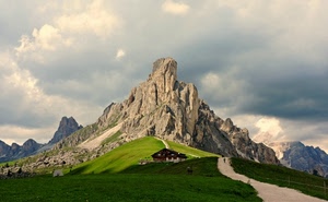 nuvole, verde, montagna, cielo, casa, sentiero, rifugio, erba, prati, rocce, prato, baita, roccia, montagne, cime, cima, strada, dolomiti, vetta, ombra