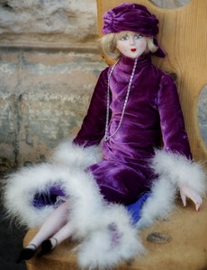bambola, viola, collana, cappello, bionda, bianco, pelliccia, abito, piume, velluto, giocattolo, vestito, rossetto, muro, sedia, seduta, vintage